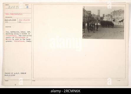 Sergeant Mescioni fotografiert das 3. Bataillon, 332. Infanterie, wie sie während des Ersten Weltkriegs durch eine Straße in Villafranca, Italien marschiert. Das Bild zeigt die historische Burg Villafranca von Verona im Hintergrund. Dieses Foto wurde am 6. September 1918 vom A.E.F.-Zensor übergeben." Stockfoto