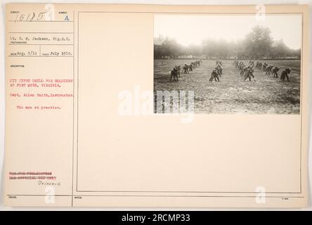 Soldaten in Fort Myer, Virginia, nehmen an einer Jiu-Jitsu-Übung im Ersten Weltkrieg Teil Auf diesem Foto, das im Juli 1918 aufgenommen wurde, zeigt Lieutenant E. N. Jackson, Signal Reserve Corps, die Trainingssitzung unter Leitung von Captain Allen Smith. Dieses Bild mit der Nummer 15185 bietet einen Einblick in die damaligen militärischen Aktivitäten. Stockfoto