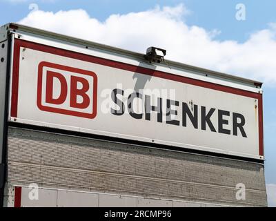 DB Schenker Logo auf einem weißen Truck. Das Logistikgeschäft gehört der Deutschen Bahn AG. Transport von Gütern und Materialien. Stockfoto