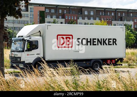 DB-Schenker-Logo-Schild auf einem großen Lkw. Das Logistik- und Transportunternehmen ist Teil der Deutschen Bahn AG. Der weiße Truck parkt. Stockfoto