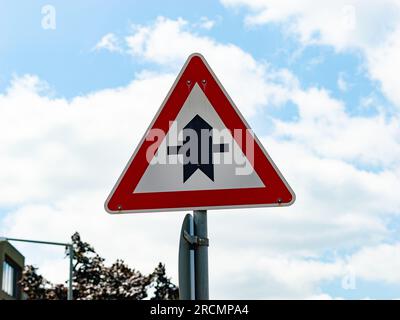 Verkehrsschild rechts neben einer Straße in Deutschland. Das Symbol weist den Benutzer darauf hin, dass diese Straße an der nächsten Kreuzung oder Kreuzung Priorität hat. Stockfoto