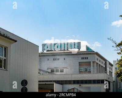 Siemens-Logo auf dem Gebäude. Deutscher Konglomerat und großer Akteur in der Technologiebranche. Wichtiger Arbeitgeber in Sachsen. Stockfoto