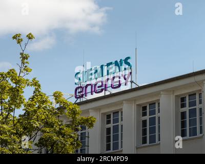 Das Siemens Energy Logo befindet sich auf einem Gebäude. Großes deutsches Unternehmen in der Branche und Arbeitgeber für viele Menschen als Technologieunternehmen. Stockfoto