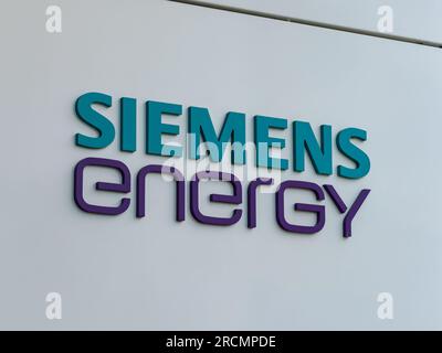 Nahaufnahme des Siemens Energy Logos. Technologie- und Ingenieurunternehmen, ein großer Arbeitgeber in der Branche. Symbol an der Fassade des Gebäudes. Stockfoto