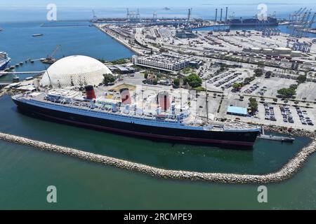 Eine allgemeine Gesamtansicht der Queen Mary und der Spruce Goose Dome, Freitag, 14. Juli 2023, in Long Beach, Kalif. Stockfoto