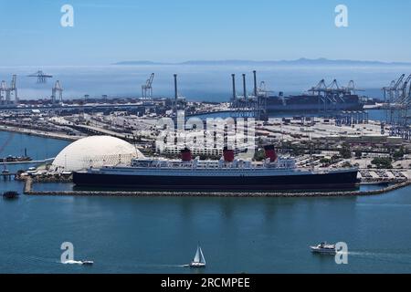 Eine allgemeine Gesamtansicht der Queen Mary und der Spruce Goose Dome, Freitag, 14. Juli 2023, in Long Beach, Kalif. Stockfoto