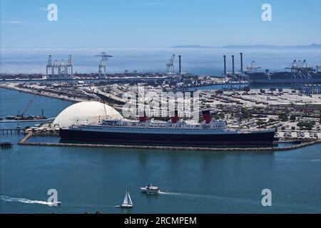 Eine allgemeine Gesamtansicht der Queen Mary und der Spruce Goose Dome, Freitag, 14. Juli 2023, in Long Beach, Kalif. Stockfoto