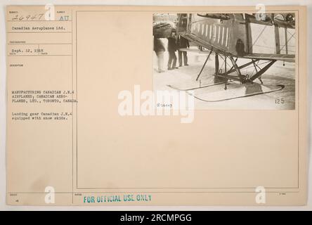 Canadian Aeroplanes Ltd. War im Ersten Weltkrieg für die Herstellung kanadischer J.N.4-Flugzeuge verantwortlich Dieses Foto wurde am 12. September 1918 aufgenommen und zeigt ein kanadisches J.N.4-Flugzeug mit Fahrwerk und Schneekufen. Das Foto wurde ausschließlich zur amtlichen Verwendung mit der Identifikationsnummer 26947 ausgestellt. Stockfoto