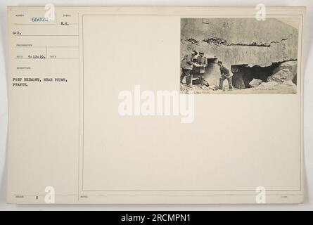 Soldaten des amerikanischen Militärs beobachten und bewachen Fort Brimont in der Nähe von Reims, Frankreich während des Ersten Weltkriegs. Dieses Foto wurde von dem Fotografen Sunber G-2 aufgenommen. Das aufgezeichnete Ereignis ist der 12. Mai 1919. Stockfoto