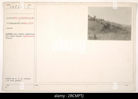 Soldaten, die während militärischer Manöver einen Hügel hochmarschieren, an der 1. Corps School in Gondrecourt, Frankreich. Das Foto wurde am 14. August 1918 von Sergeant J.J. Marshall aufgenommen. Es wurde von der A.E.F. genehmigt Zensur und mit Hinweisen zur Position und Beschreibung des Zensors versehen. Stockfoto