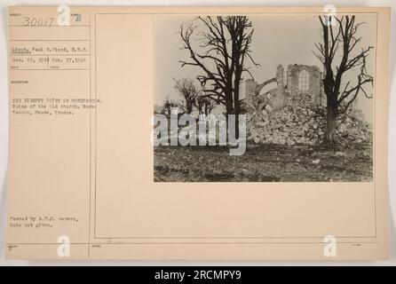 Ruinen der alten Kirche in Montfaucon, Maas, Frankreich, an einem unbekannten Datum zwischen dem 13. Dezember 1918 und dem 27. Oktober 1919, während des Ersten Weltkriegs. Das Foto wurde von Lieutenant Paul W. Cloud, S.R.C. aufgenommen Es wurde später von einem A.F.F.-Zensor übergeben und gab die Beschreibungsnummer 30017 heraus. Stockfoto