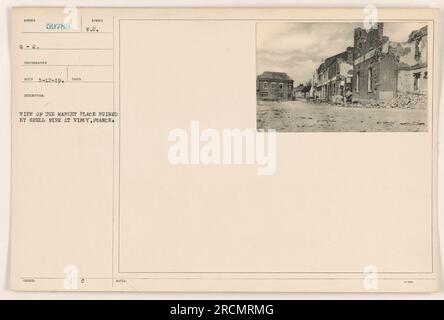 Dieses Foto zeigt den Marktplatz in Vimy, Frankreich, der im Ersten Weltkrieg durch Patronenfeuer schwer beschädigt wurde Das Bild wurde an einem nicht offengelegten Datum aufgenommen, ging jedoch am 12. Mai 1919 ein. Die Beschreibung besagt, dass die Ansicht die Verwüstung durch Mantelfeuer auf dem Marktplatz zeigt. Stockfoto