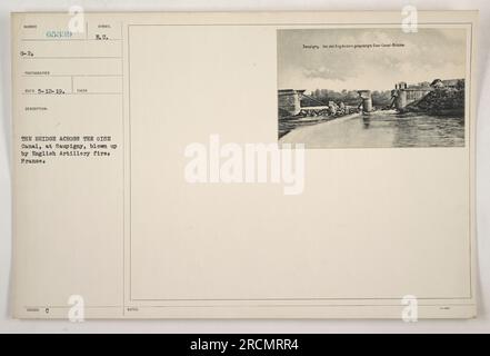 Das Bild zeigt die zerstörte Brücke über den Oise-Kanal in Saupigny, Frankreich, die vom englischen Artilleriefeuer im Ersten Weltkrieg in die Luft gesprengt wurde. Das Foto hat die Nummer 65339 und wurde an einem unbestimmten Datum aufgenommen. Das Beschreibungssymbol „C B.U.“ gibt an, dass das Bild vom Central Bureau of the United States ausgegeben wurde. Weitere Hinweise deuten darauf hin, dass die Brücke von den Engländern zerstört wurde. Stockfoto