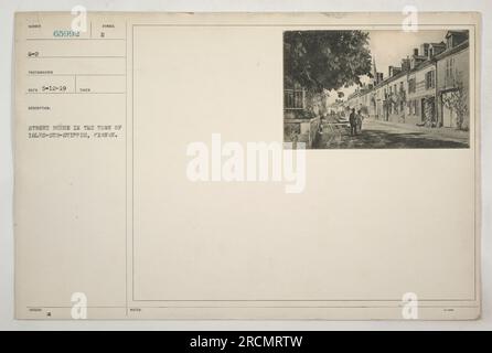 Amerikanische Soldaten, die während des Ersten Weltkriegs durch die Straßen von Isles-sur-Suippes, Frankreich, gingen Die Stadt scheint relativ unbeschädigt zu sein und das Leben scheint normal weiterzugehen. Die Soldaten sind wahrscheinlich auf Patrouille oder machen ihre täglichen Aufgaben. Stockfoto