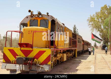 Amman, Jordanien : eine alte türkisch-osmanische Dampflok im Bahnhof Gizeh (Hedjaz Jordan Railway) jordanische Flagge Stockfoto