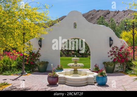 Die Hochzeitseinrichtung im Freien im Oasis at Death Valley, früher Furnace Creek Inn and Ranch Resort. Stockfoto