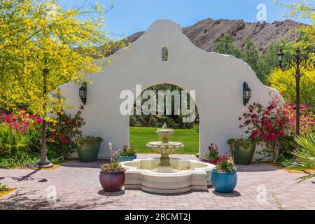 Die Hochzeitseinrichtung im Freien im Oasis at Death Valley, früher Furnace Creek Inn and Ranch Resort. Stockfoto