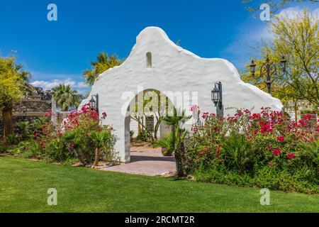 Die Hochzeitseinrichtung im Freien im Oasis at Death Valley, früher Furnace Creek Inn and Ranch Resort. Stockfoto