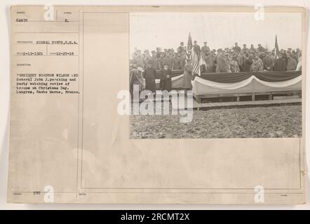 Präsident Woodrow Wilson und General John J. Pershing nehmen an einer Revue der Truppen zum Weihnachtsfeiertag in Langres, Haute Marne, Frankreich Teil. Dieses Foto wurde am 25. Dezember 1918 vom Signal Corps U.S.A. aufgenommen und ist als Nummer 62875 gekennzeichnet. Sie wurde später korrigiert und am 19. Februar 1921 mit einem Zeitstempel versehen. Stockfoto