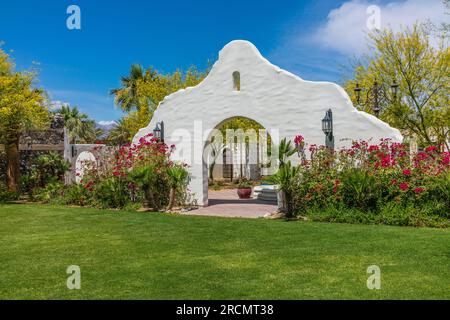 Die Hochzeitseinrichtung im Freien im Oasis at Death Valley, früher Furnace Creek Inn and Ranch Resort. Stockfoto