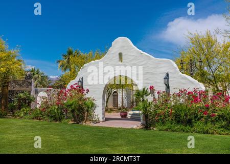 Die Hochzeitseinrichtung im Freien im Oasis at Death Valley, früher Furnace Creek Inn and Ranch Resort. Stockfoto