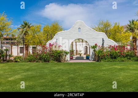 Die Hochzeitseinrichtung im Freien im Oasis at Death Valley, früher Furnace Creek Inn and Ranch Resort. Stockfoto