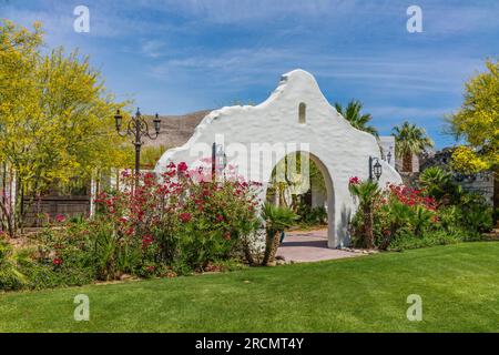 Die Hochzeitseinrichtung im Freien im Oasis at Death Valley, früher Furnace Creek Inn and Ranch Resort. Stockfoto