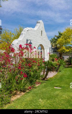 Die Hochzeitseinrichtung im Freien im Oasis at Death Valley, früher Furnace Creek Inn and Ranch Resort. Stockfoto