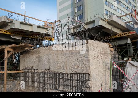 Gerüste für Instandhaltungs- oder Sanierungsarbeiten an einer Brücke über eine Straße in Europa. Stockfoto