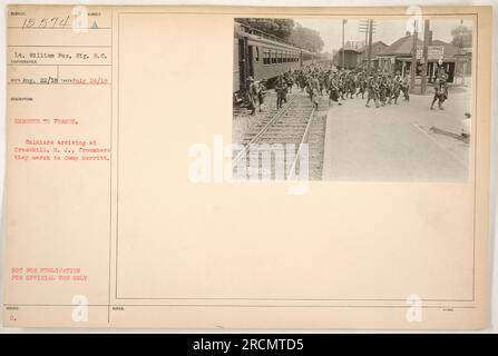 Soldaten des US-Militärs, die in Cresskill, N.J., ankommen, bereiten sich auf den marsch zum Camp Merritt vor, um im Ersten Weltkrieg nach Frankreich zu entsenden. Foto aufgenommen am 24. Juli 1918, von LT. William Fox, Signal Corps. Dieses Bild ist als „nicht zur Veröffentlichung – nur zur amtlichen Verwendung“ klassifiziert. Stockfoto