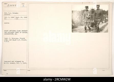 Bildunterschrift: Pvt. V.J. Palumbo hat dieses Foto am 24. September 1918 aufgenommen und enthüllt den französischen Armeekapitän G. Nevejans und die USA Major L.P. der Armee Stuart inspiziert ein angebliches Schlachtfeld in Leonardtown, MD. Das Foto wurde während eines Offizierskurses aufgenommen. Dieses Bild wurde zensiert und am 7. Oktober 1918 vom M.I.D.-Zensor veröffentlicht. Stockfoto