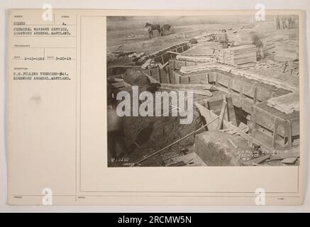 US-Soldaten im Edgewood Arsenal, Maryland, füllen während des Ersten Weltkriegs Gräben Dieses Bild mit der Nummer 60260 wurde am 20. März 1918 aufgenommen. Es zeigt Mitglieder des Chemical Warfare Service, die an dieser Aktivität als Teil ihrer Kriegsanstrengungen beteiligt waren. Stockfoto