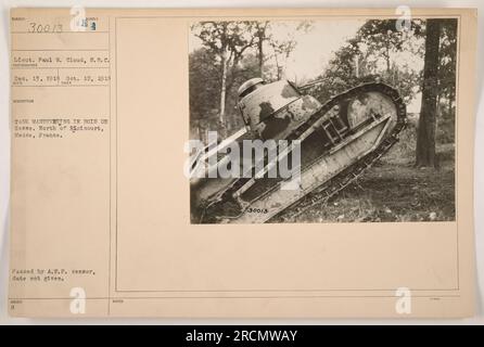 Lieutenant Paul W. Cloud vom Signal Reserve Corps manövriert einen Panzer im Bois de Hesse in Mause, Frankreich. Das Foto wurde am 12. Oktober 1918 aufgenommen und zu Erkennungszwecken ausgestellt. Es wurde vom A.E.F.-Zensor genehmigt, aber das genaue Datum ist nicht angegeben. Stockfoto