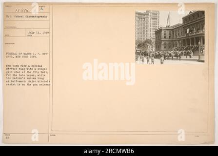 Dieses Foto zeigt die Beerdigung von Major J.P. Mitchell in New York City am 11. Juli 1918. Die New York City Hall wagte eine Sonderflagge mit einem goldenen Stern zu Ehren des Bürgermeisters, während die Nationalflagge auf Halbmast stand. Major Mitchells Sarg ist auf der Pistole Caisson zu sehen. Stockfoto