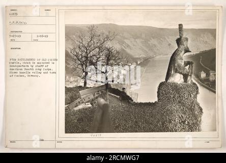 Hauptquartier des American Fourth Army Corps im Old Cochem Castle in Deutschland, mit Blick auf das Moseltal und die Stadt Cochem. Generalstab, der das Schloss als strategische Position im Ersten Weltkrieg besetzt hat Foto eines amerikanischen Militärfotografen, ausgestellt am 16. Januar 1919. Referenznummer: 111-SC-44879. Stockfoto