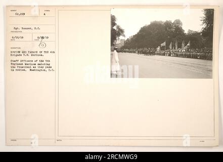 Mitglieder der 4. Brigade, USA Marines nehmen an einer Rezension und Parade in Washington, D.C. Teil Stabsoffiziere des 5. Regiments grüßen den Präsidenten der Vereinigten Staaten, während sie im Rückblick passieren. Dieses Foto wurde von Sergeant Bonner am 15. August 1919 aufgenommen. Stockfoto