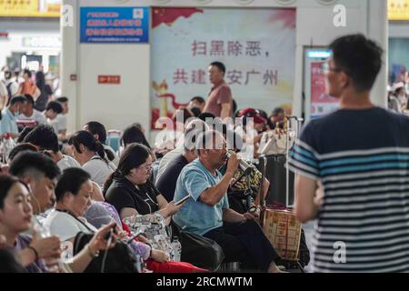 Guangzhou, China. 15. Juli 2023. Am Bahnhof warten Leute auf den Zug. Der Südbahnhof Guangzhou ist einer der größten und beliebtesten Bahnhöfe in China. Es hat eine großartige Lage, die die Züge aus verschiedenen Teilen Chinas, einschließlich Peking, Shanghai, Shenzhen, Hongkong, Changsha, Wuhan und mehr. (Kreditbild: © Michael Ho Wai Lee/SOPA Images via ZUMA Press Wire) NUR REDAKTIONELLE VERWENDUNG! Nicht für den kommerziellen GEBRAUCH! Stockfoto