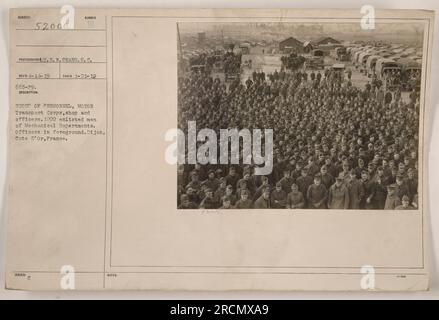 Eine Gruppe von Mitarbeitern, hauptsächlich Offiziere, vom Kraftfahrzeugtransportkorps, zusammen mit 1200 Soldaten aus den Maschinenbauabteilungen, posieren vor einem Laden in Dijon, Frankreich. Dieses Foto wurde am 21. Januar 1919 vom Fotografen R. W. Sears aufgenommen. Das Bild hat die Nummer 52000 und ist durch das S.C. gekennzeichnet Nummer RECO 4-14-19 665-19. Stockfoto