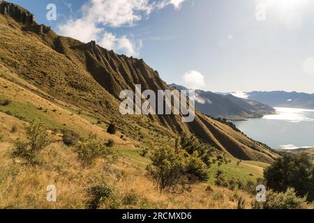 Von den oberen Hängen des Isthmus Peak Walk aus blickt man auf den Hawea-See Stockfoto