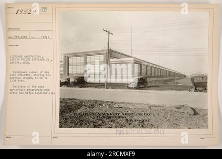 Das Foto zeigt die südöstliche Ecke des Hauptgebäudes der Dayton Wright Airplane Co. In Dayton, Ohio. Das Gebäude besteht aus Stahlbeton und Ziegeln mit einer Länge von 1170 Fuß. Es wurde im Februar 1918 von einem nicht identifizierten Fotografen aufgenommen. Das Bild ist Teil der Fotografien der amerikanischen Militäraktivitäten während des Ersten Weltkriegs. Stockfoto