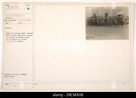 Italienische Band spielt, als die ersten amerikanischen Truppen nach Italien kommen. Aufgenommen in Villafranca, Italien, am 28. Juli 1918. Das Foto wurde von Sergeant Mosciani aufgenommen. Er wurde am 6. September 1918 vom A.E.P. Zensor verabschiedet und erhielt die Lichtbildnummer 20576. Stockfoto