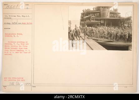 Soldaten, die in Hoboken, N.J., ankommen, zeigen, wie sie die Fähre von Alpine Landing verlassen. Dieses Foto wurde von LT. William Fox, Signal Corps, am 30. Juli 1918 um 8:30 UHR GEMACHT. Das Bild hat die Nummer 15601 und ist Teil der Sammlung amerikanischer Militäraktivitäten während des Ersten Weltkriegs Stockfoto