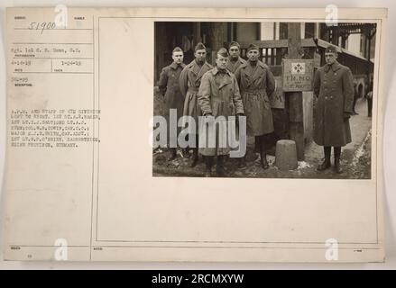 A.P.M. und Mitarbeiter der 4. Division, einschließlich 1. LT. A.R. Baker, 1. Leutnant I.J. Saly, 2. Leutnant A.J. Kuhn, Oberst W.B. Cowin, Major H.J.N. Smith (Kav. Adjt.) und 1. LT. W.P. O'Brien. Foto aufgenommen in Badbertrich, Rheinprovinz, Deutschland. Fecha: 4-14-19. Eingegangen Am: 362-89. Beschreibung: Ausgabe Sumber 03 1-24-19. Hinweise: 51700 Hip Torom Tr Hauptquartier und MIC, Polico. Stockfoto