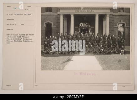 Männer, die an einem Radiokurs teilnehmen, sehen sich vor der Bissell Hall posieren, auch bekannt als Thayer School Building, die sich in der Dartmouth College Training Detachment in Hannover, New Hampshire befindet. Das Foto wurde von der S.A.T.C. aufgenommen Dartmouth College Fotograf. Das Bild datiert vom 27. April 1919, und die Beschreibung legt nahe, dass es nur für den offiziellen Gebrauch gekennzeichnet wurde. Es ist Teil von Subjekt 590:4 in der Sammlung mit dem Titel "Fotos amerikanischer Militäraktivitäten während des Ersten Weltkriegs". Stockfoto