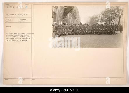 'Faktische Bildunterschrift: Offiziere und Angestellte des Chefbüros, Raum 6, Elysées Palace in Paris, sind auf dem Champs Elysees Boulevard gegenüber dem Triumphbogen zu sehen. Das Foto wurde am 1. März 1919 von Pvt. Earl E. Evans, S.C. aufgenommen (Lichtbildausweis: 111-SC-44242)“ Stockfoto