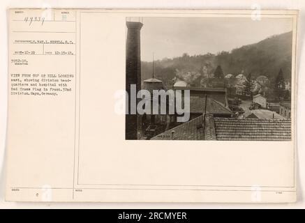 Aus der Vogelperspektive von Zentrale und Krankenhaus in Sayn. Die 32. Division ist mit einer roten Kreuz-Flagge vorne zu sehen. Foto aufgenommen am 15. Dezember 1919 mit der Referenznummer 49339. Stockfoto