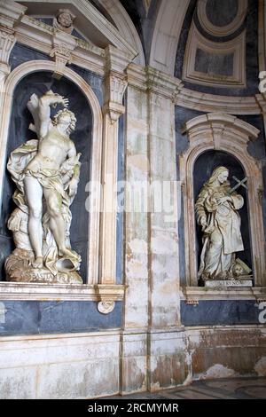 St. Sebastian und St. Bruno, skulpturelle Dekoration der Basilika des Palast-Klosters von Mafra, Portugal Stockfoto