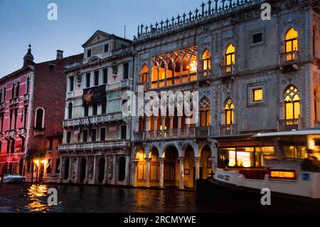 Neoklassizistischer Palazzo Giusti und gotischer Stil Ca' d' Oro oder Palazzo Santa Sofia am Canal Grande in Venedig, Italien. Stockfoto