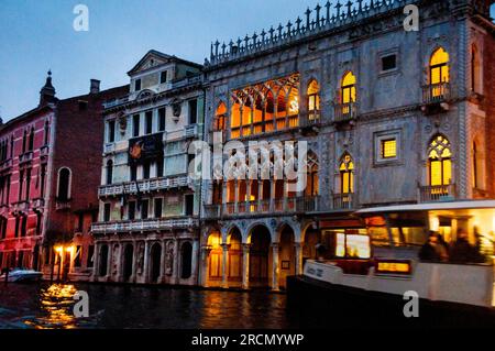 Neoklassizistischer Palazzo Giusti und gotischer Stil Ca' d' Oro oder Palazzo Santa Sofia am Canal Grande in Venedig, Italien. Stockfoto