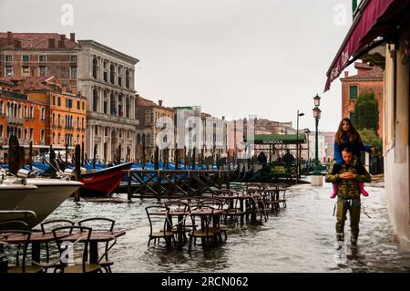 Acqua Alta und der Canal Grande in Venedig, Italien. Stockfoto